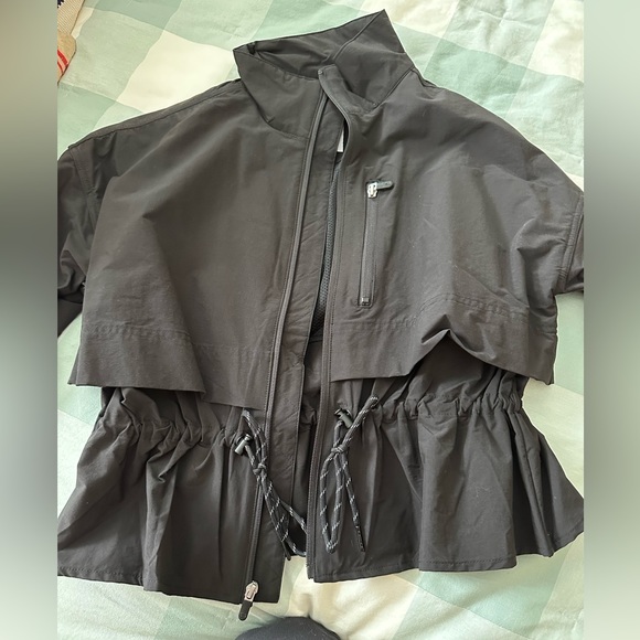 GapFit black cinched waist windbreaker. New with tags - Picture 1 of 4